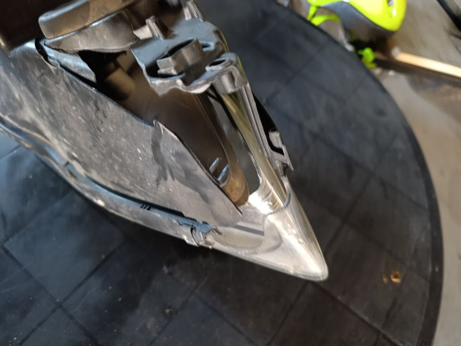 Lampa peugeot 407 SW 2009 uszkodzona