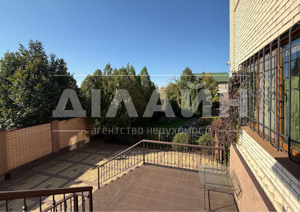 Гарний будинок на Правому 350 м2 , 16 сот