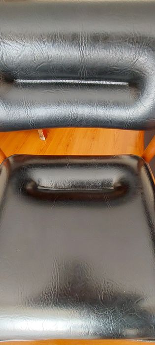 Cadeira vintage em  madeira maciça