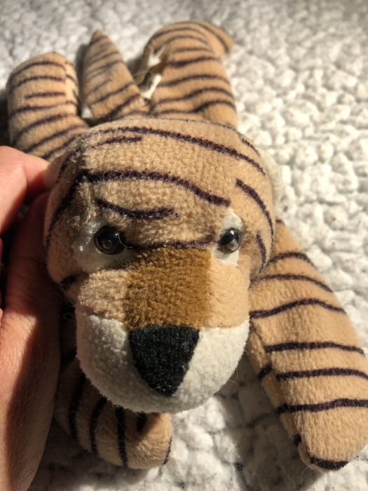 Peluche tigre deitado