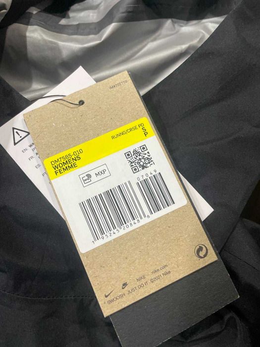 Вітровка жіноча Nike Gore-Tex Black DM7565-010 розмір S