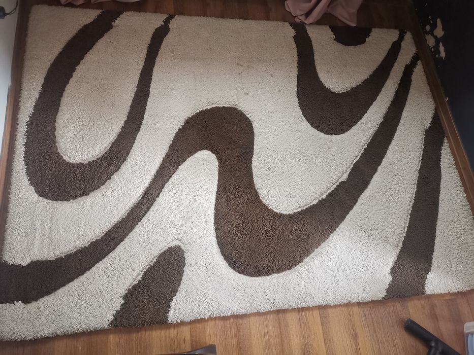 Gruby dywan bialo brazowy