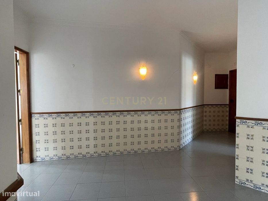 Apartamento em Marisol, para arrendamento, com áreas generosas e excel