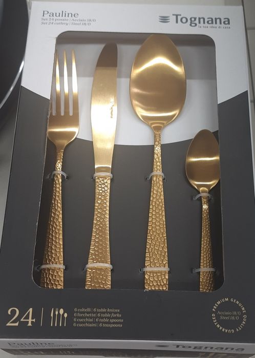 Красивый фирменный набор столовых предметов