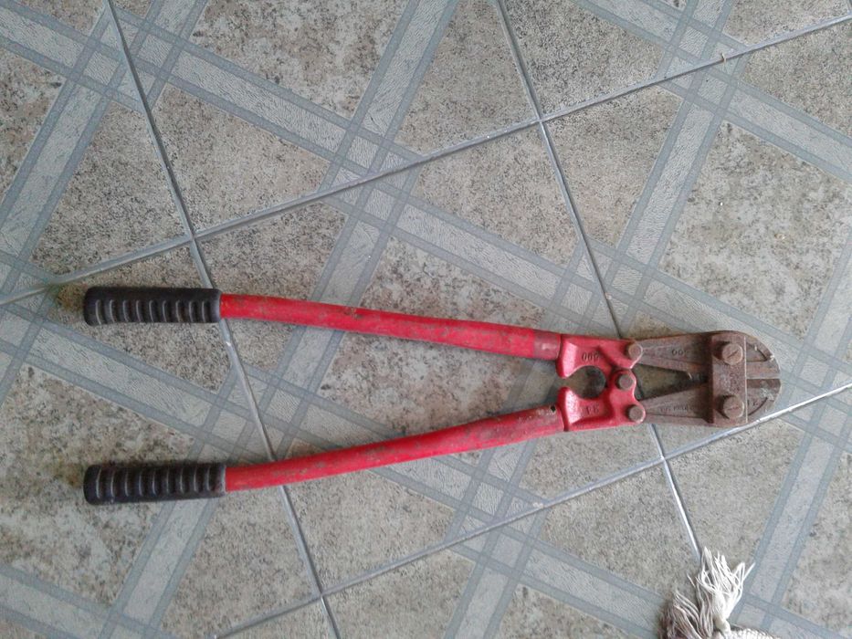 Alicate de cortar ferro, em bom estado.