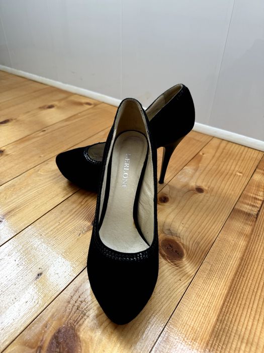 Продам туфлі б/у, натуральна замша 38 р., на вузьку ногу