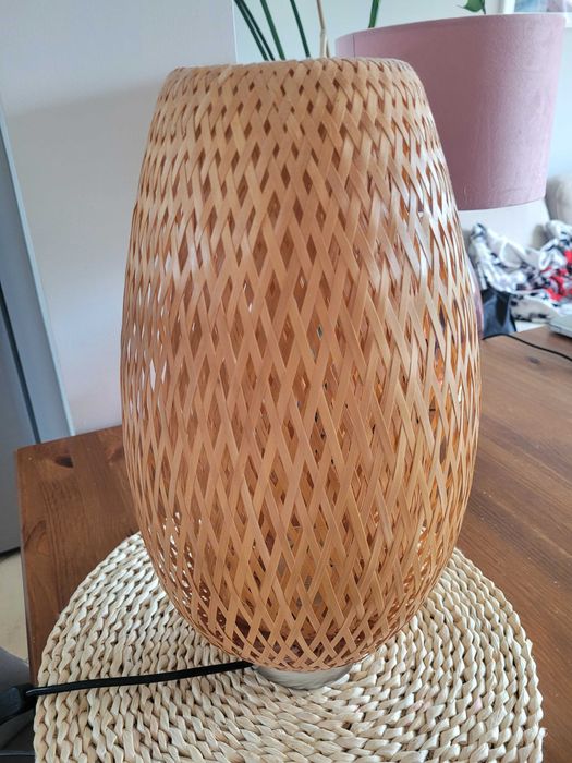 Lampa Ikea  daje bardzo cieple przythlne swiatlo