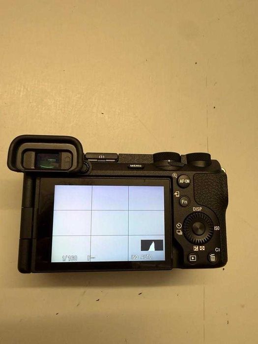 Sony Alpha A6700 + objetivo de 16-50 mm.