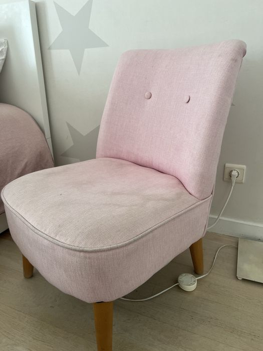 Poltrona de quarto rosa claro.