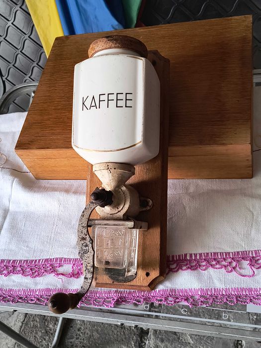 stary młynek do mielenia kawy ale nie tylko/porcelana