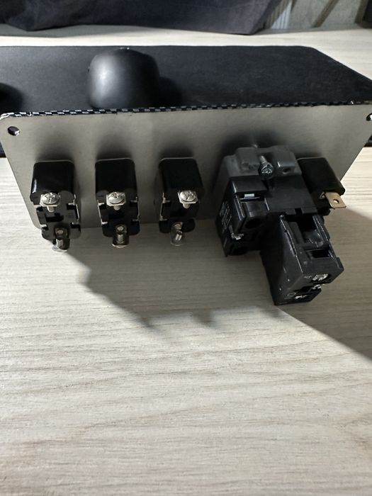 Панель зажигания с кнопкой запуска двигателя и 4х тумблерами