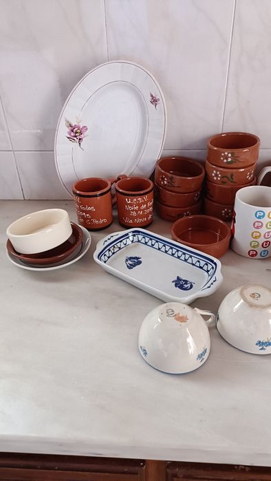 Conjunto de 34 peças diversas: copos pratos taças chávenas