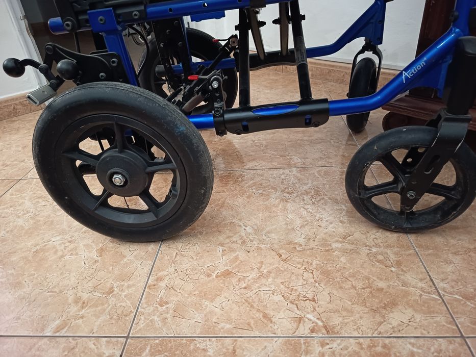 Cadeira rodas com auxiliar de propulsão