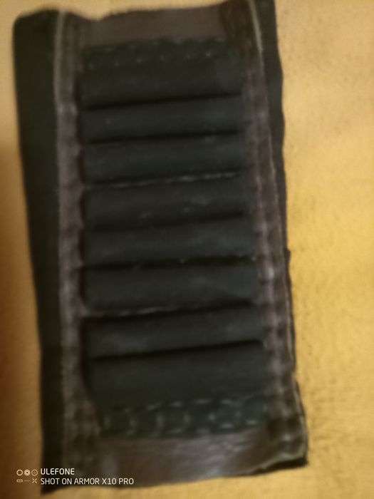 Bolsa em pele para colocar munições  na coronha ou  na cintura.