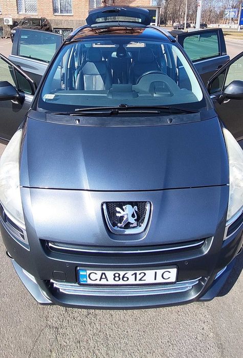 Автомобіль Peugeot 5008.