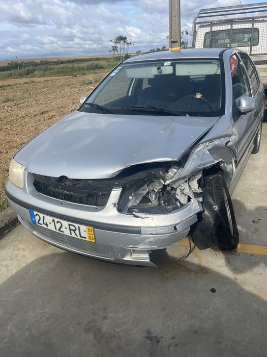 Carro Volkswagen Polo 1.0 de 2001 pra vender por peças