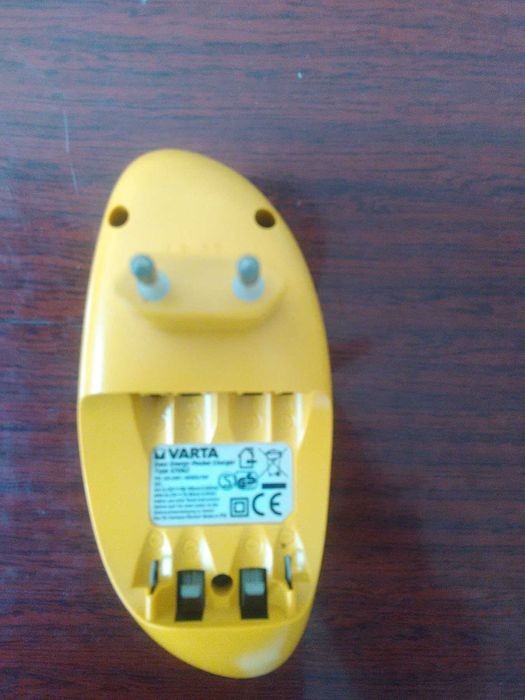 Зарядное устройство VARTA - для аккумуляторных батареек .