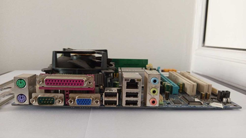 Материнська плата Gigabyte GA-G31M-S2L проц Celeron E1600 + 1gb DDR2