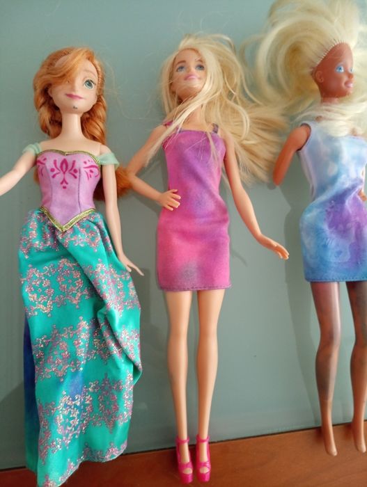 3 bonecas: 2 Barbies  e 1 Princesa Ana