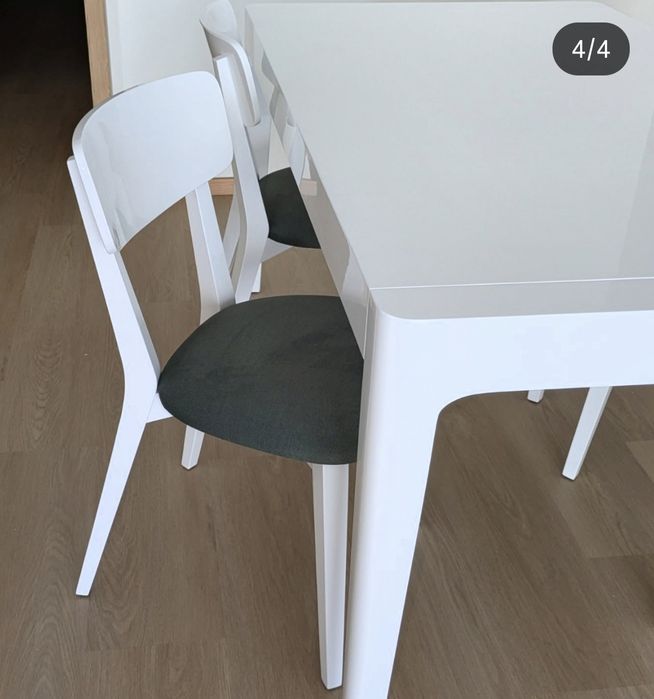 Conjunto mesa e cadeiras lacadas