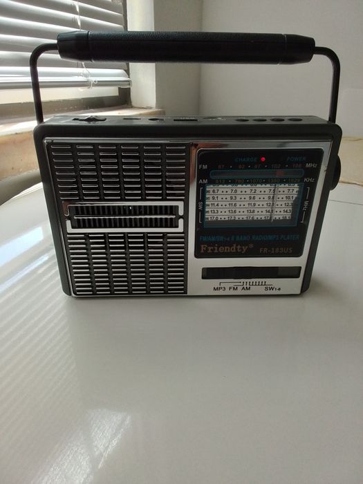 Pequeno radio a pilhas e com painel solar