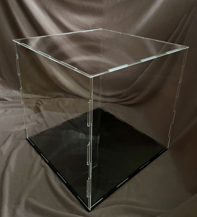 Куб акриловий  30*30*30 в пази з чорним дном для атласних квітів