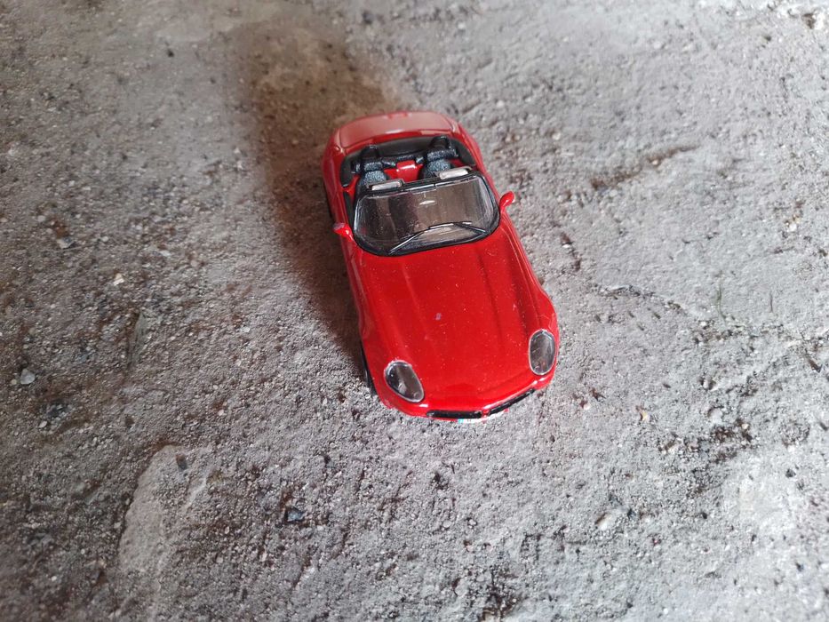 BMW Z8; Bburago 1:43
