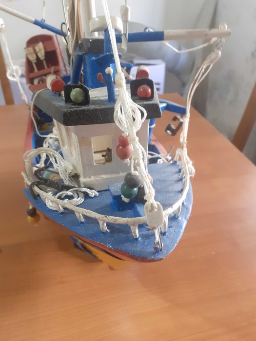 Barco peça única para colecionadores . em madeira trabalhada.