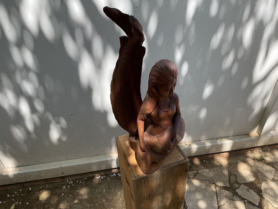 Estatueta de sereia em madeira exótica