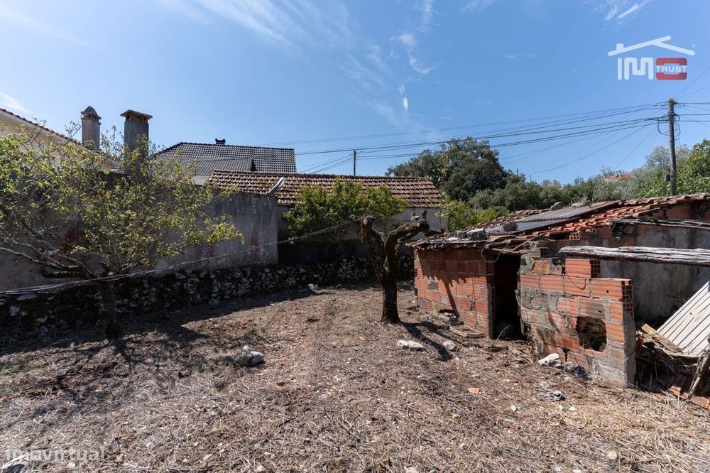 Moradia T3 para Restauro em Alqueidão da Serra