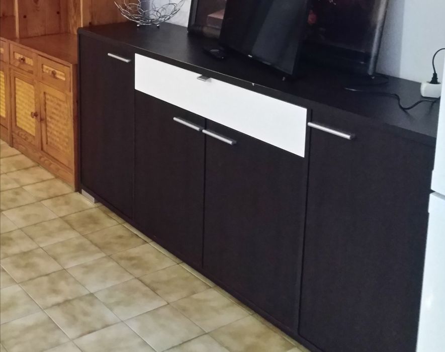 Móvel aparador sala preto e branco