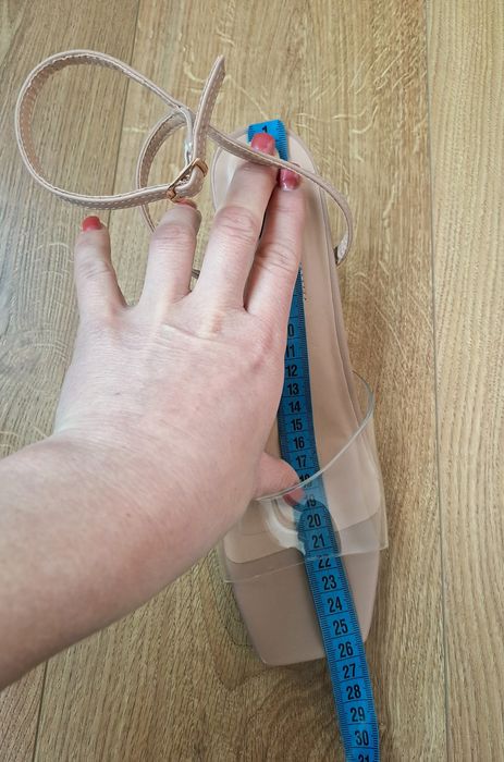 Бежевые женские босоножки на прозрачном каблуке с завязками