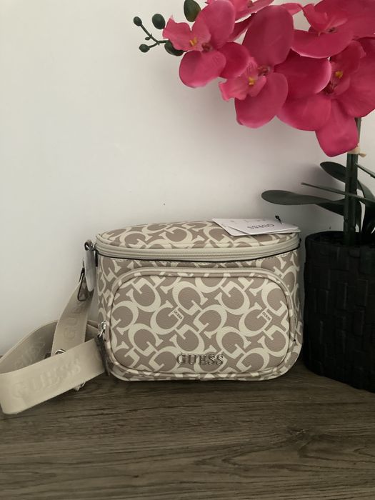 Nowa nerka crossbody Guess