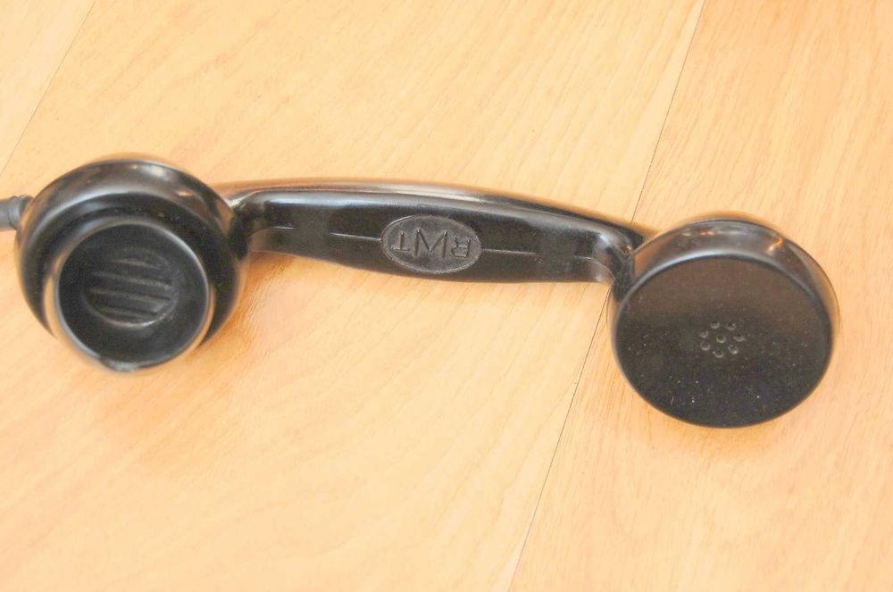 Stary telefon z bakelitu RWT z 1965 roku.