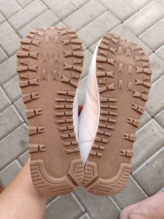 Sprzedam sneakersy skórzane rozmiar 39