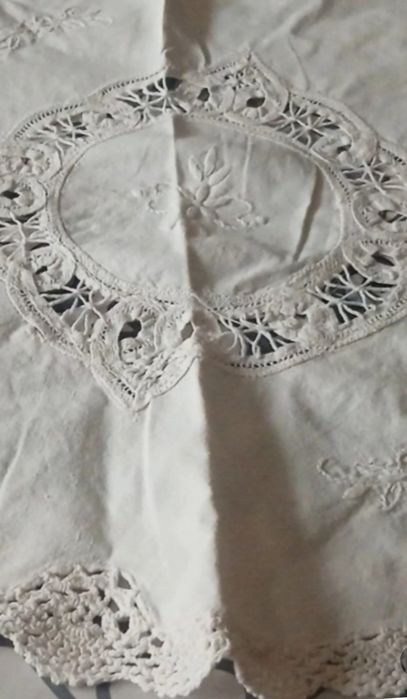 Naperon com bordado e renda de Bruxelas