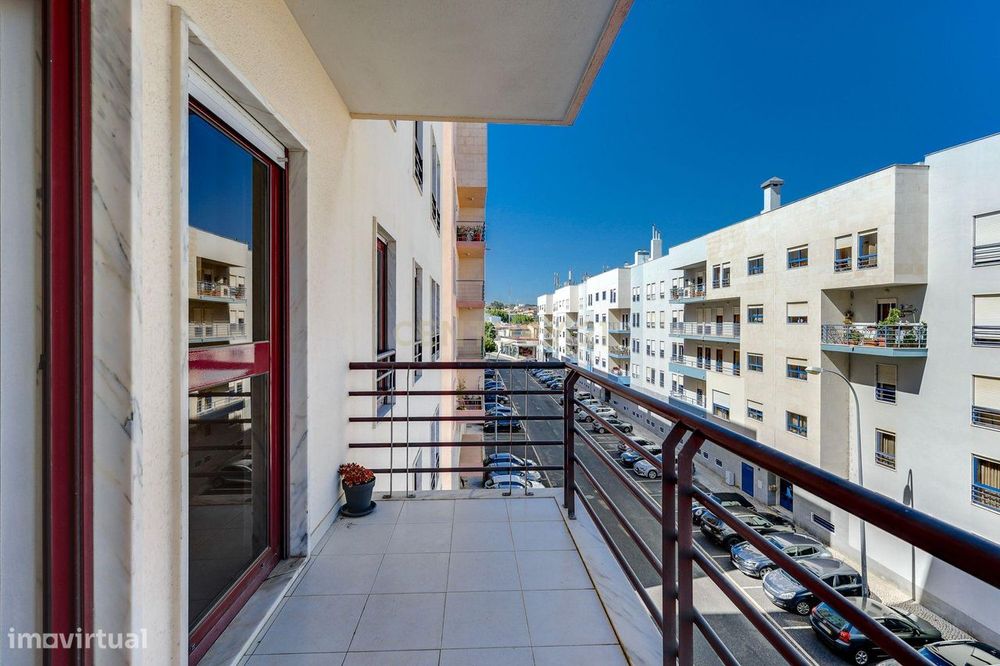 Amplo e luminoso apartamento com varanda e garagem, no Alto de Santa C