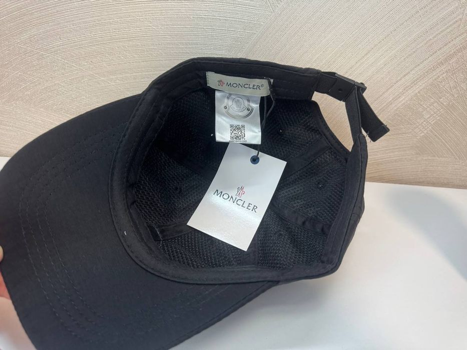 Нейлонова кепка Moncler (Нова)