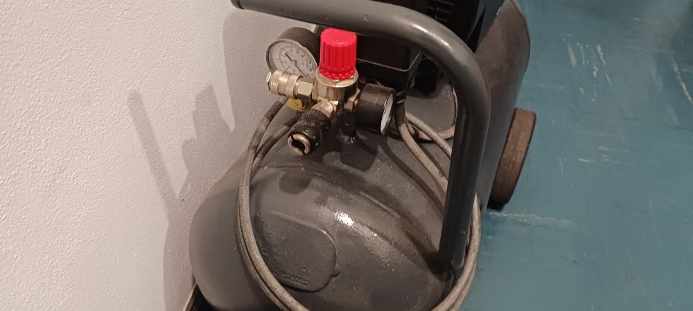 Compressor  50 litros todo revisado a travalhar  sem problemas  algum