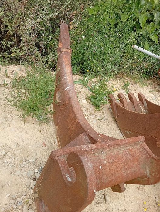 ESCAVADORA HITACHI 135 + ACESSORIOS