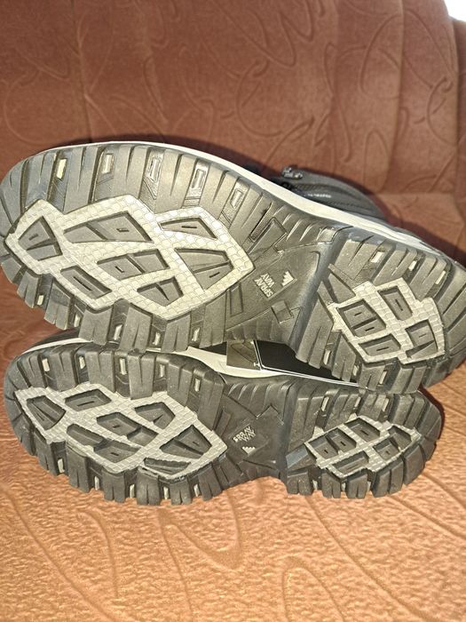 Продам зимові водонепроникні черевики Spray Way.