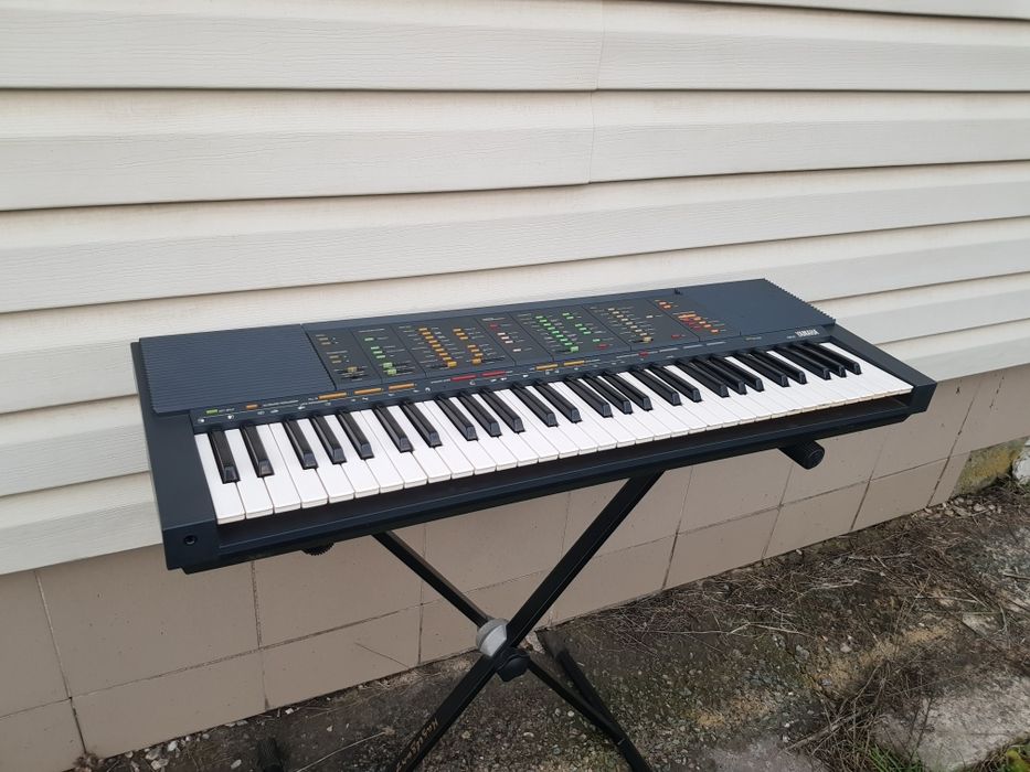 Синтезатор YAMAHA YPT-220/PSR 70 на 61 динамічну клавішу, б/у
