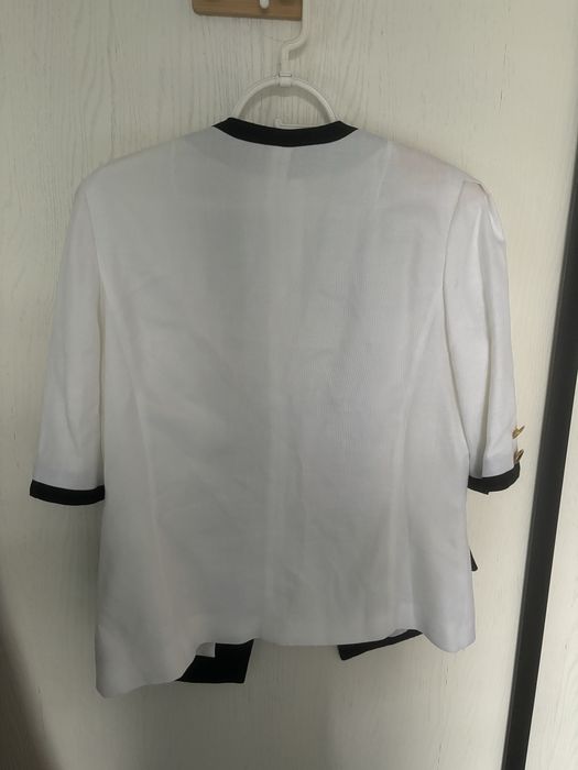 Biala marynarka narzutka w stylu chanel