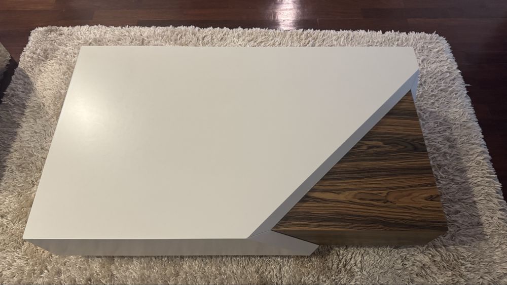 Mesa de centro em madeira castanho e branco