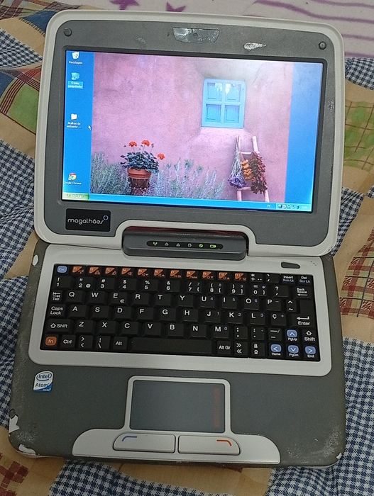 Portátil Magalhães 1 a funcionar com carregador