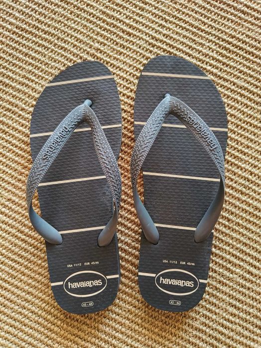 Havaianas Pretas com riscas cinza