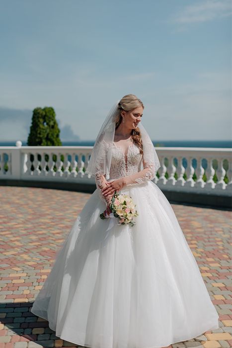 Продам весільну сукню