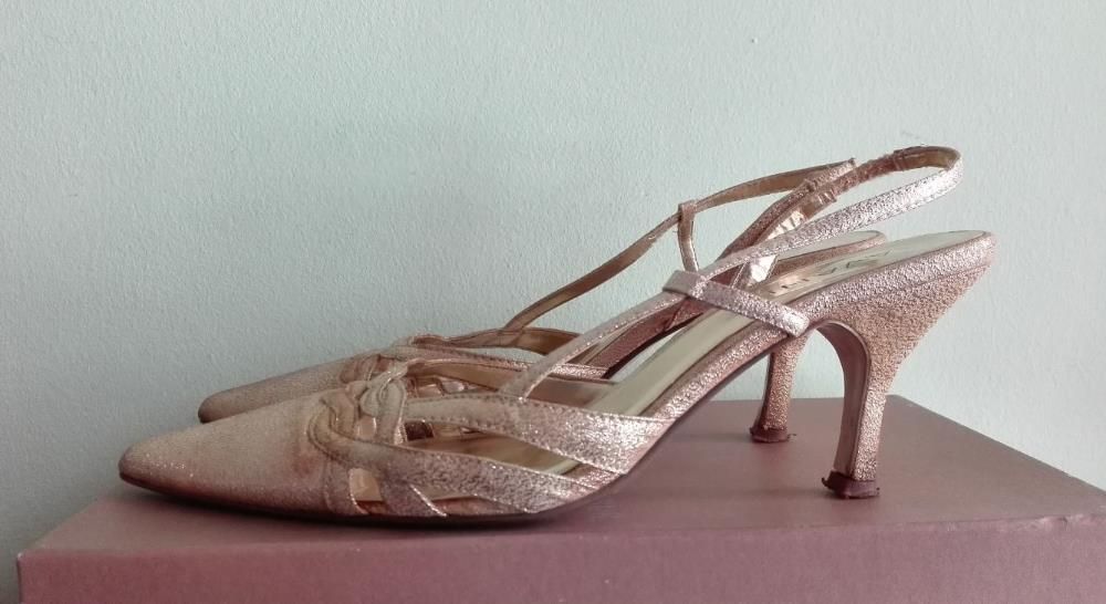 Sapatos dourados