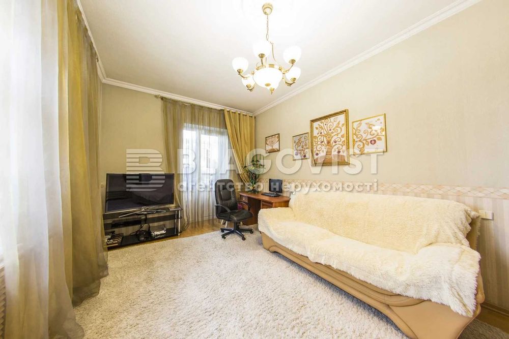 Кирилівська  109б Сталінка 3-кімнатна з ремонтом з видом на парк