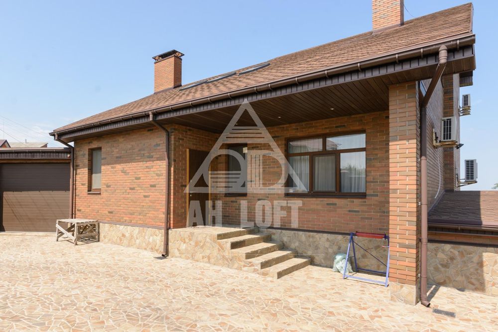 Будинок для великої родини, з басейном